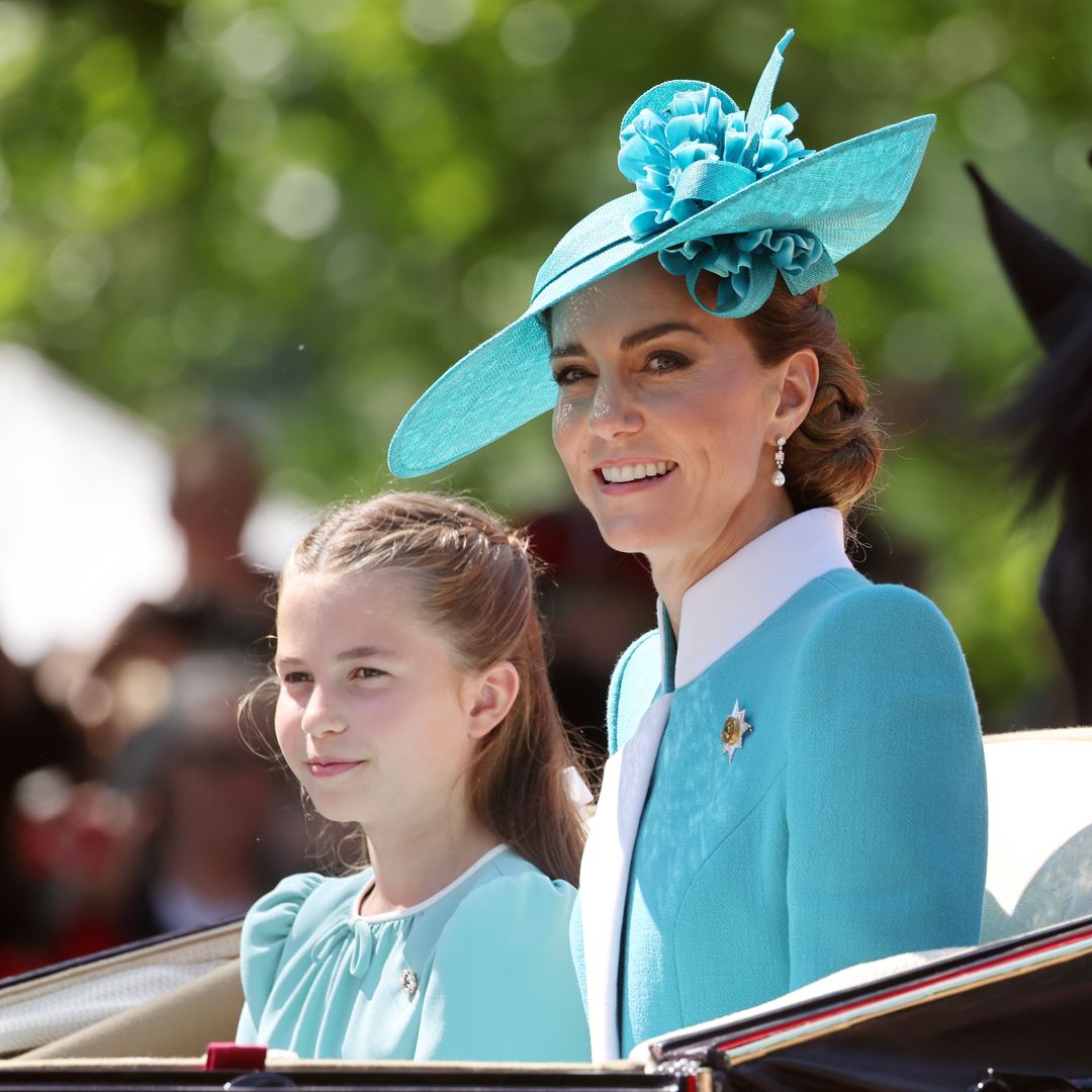 Con idéntico peinado y lazo de terciopelo: así han llegado Kate Middleton y la pequeña princesa Charlotte a su almuerzo de Navidad