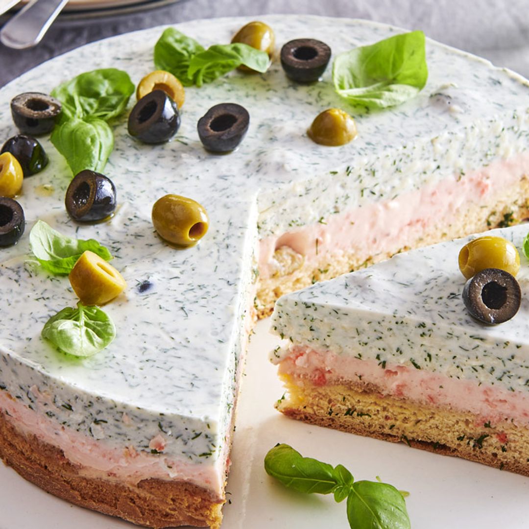 Pastel de queso con taramasalata y aceitunas