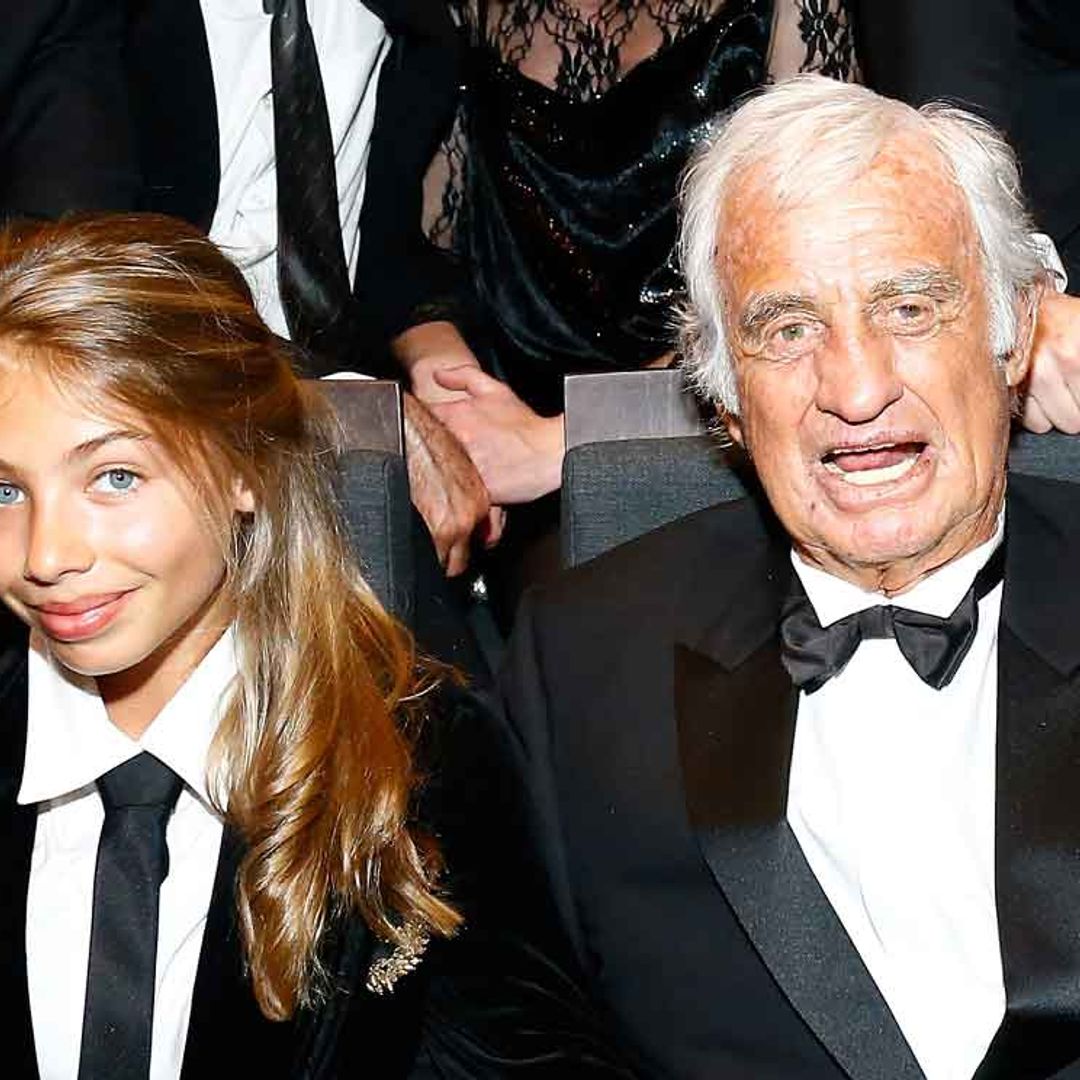 Stella, la hija pequeña de Jean-Paul Belmondo, en el baile de debutantes de París junto a las hijas de Julio Iglesias