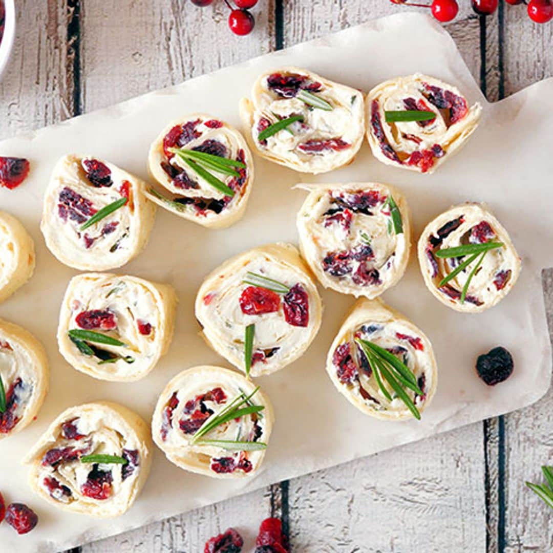 'Rolls' navideños de queso crema con arándanos y romero