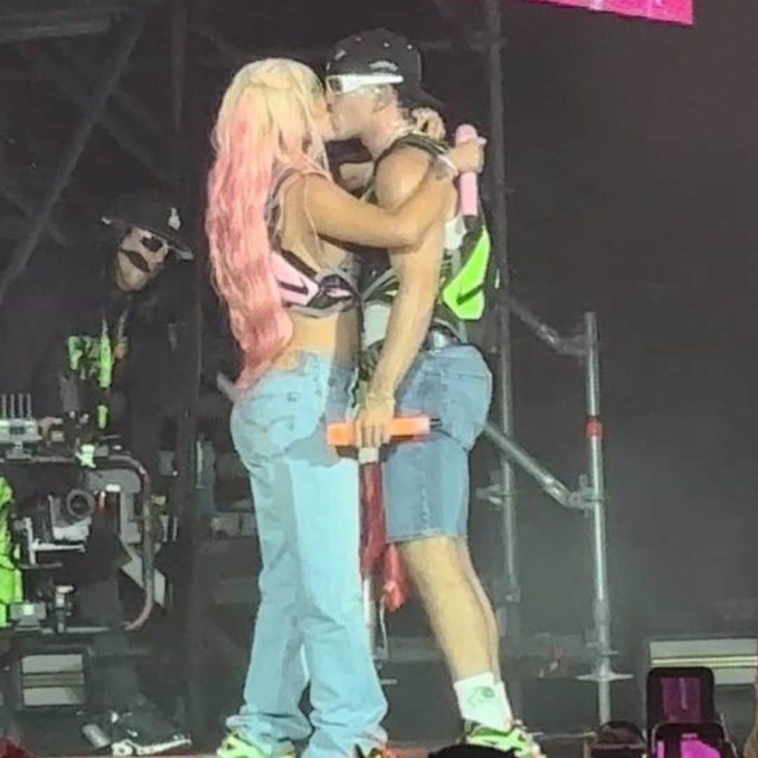 Karol G sorprende a su novio en pleno concierto: el baile y el beso que han corrido como la pólvora