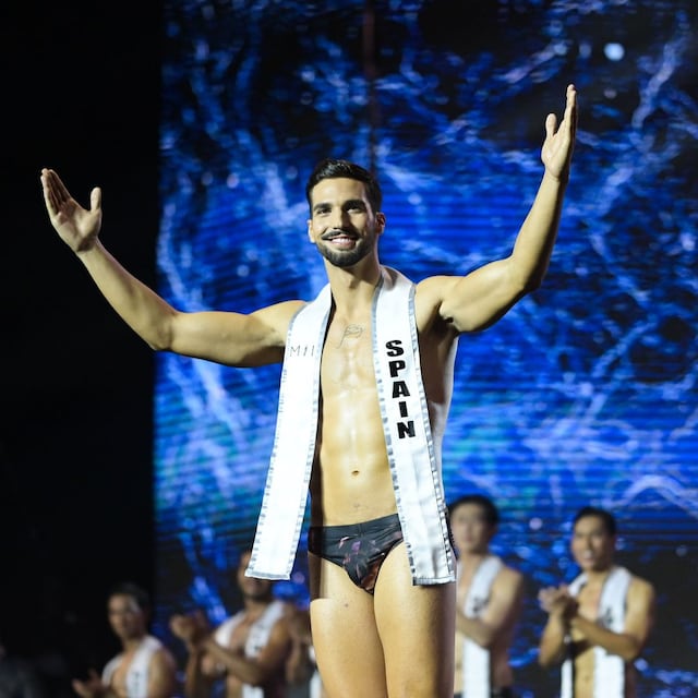 Plano medio de Fran Zafra en el escenario con una banda de España