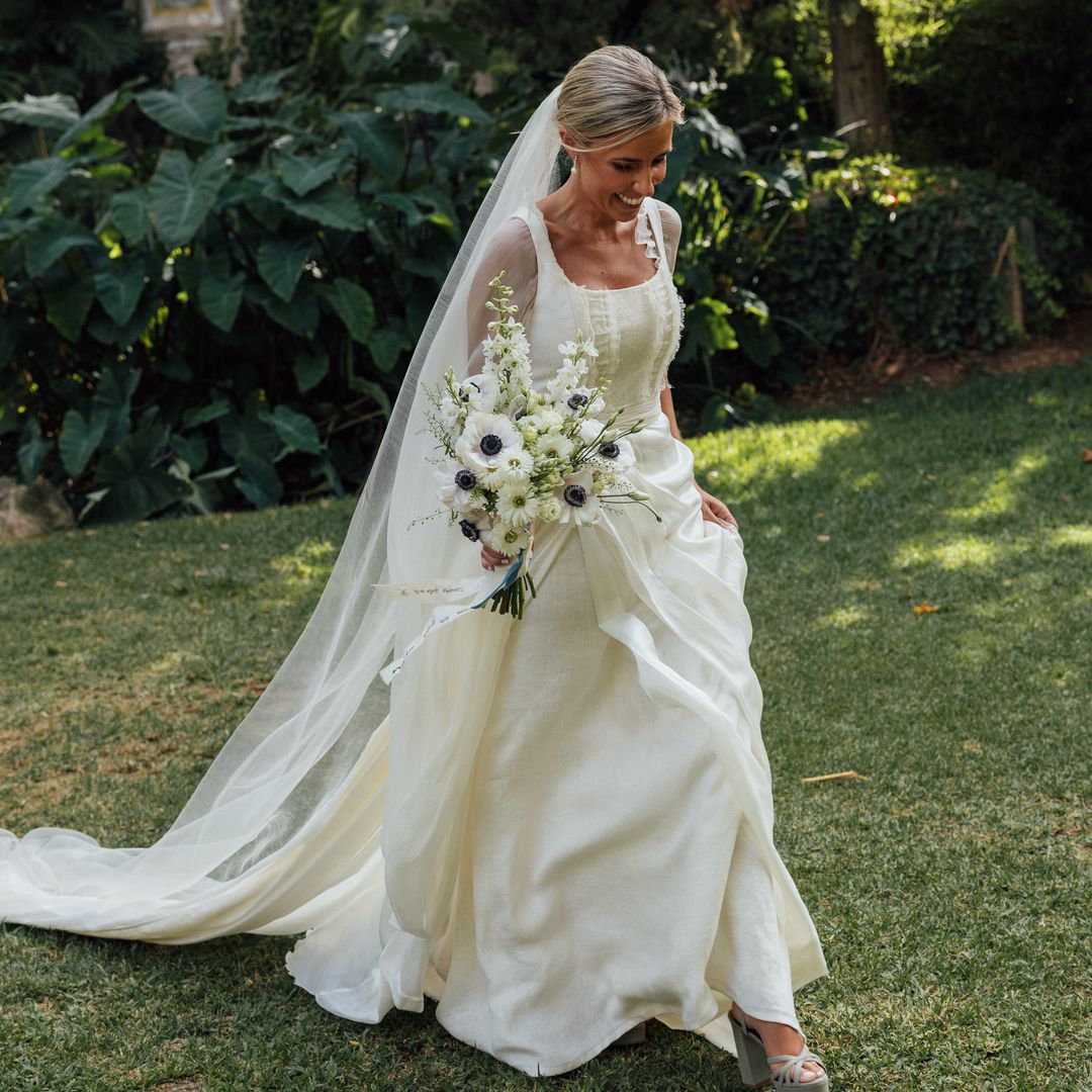 Ester, la novia que se casó con un vestido de seda y lino y ramo que le recordaba a sus abuelos: "Llevaba una medalla de la Virgen de la Inmaculada"