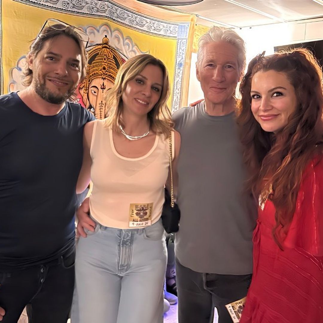 El momentazo de Richard Gere tocando la guitarra, en compañía de su mujer Alejandra, tras reencontrarse con Joaquín Cortés 26 años después