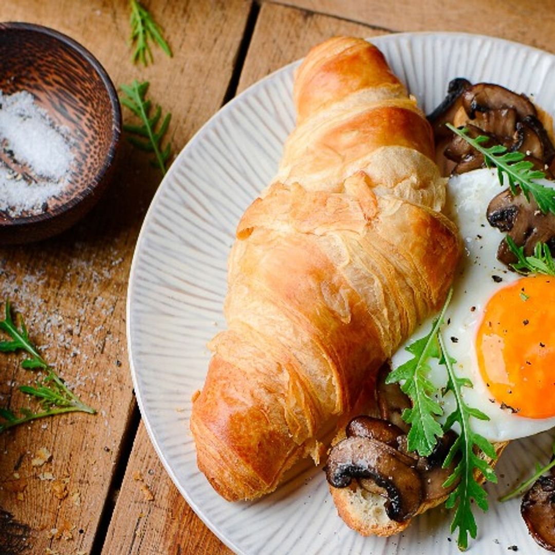 'Croissant' relleno de huevo y champiñones