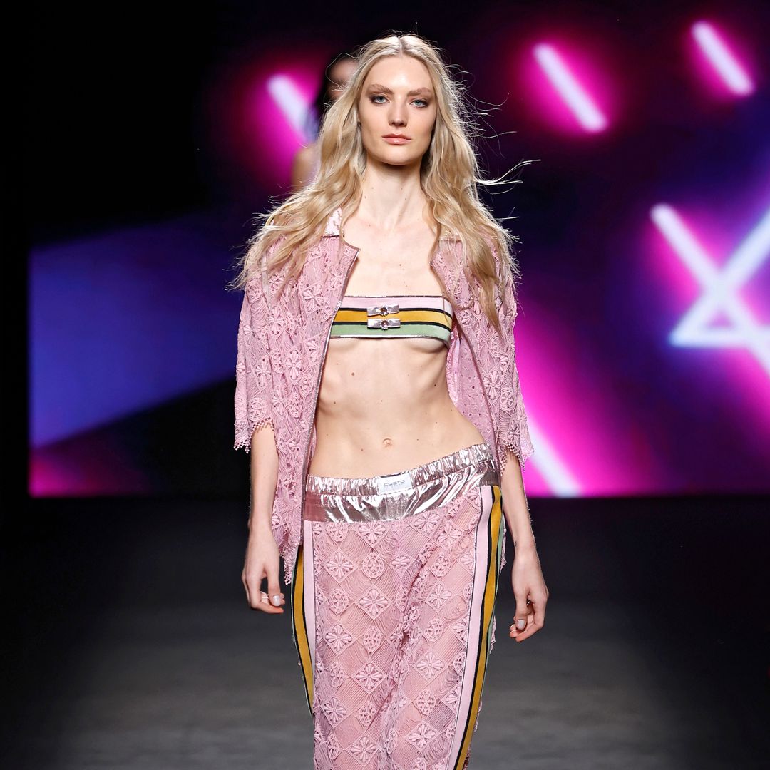 Custo Barcelona convierte la pasarela en una fiesta futurista al estilo 'Burning Man' con looks metalizados y camisetas con mensaje