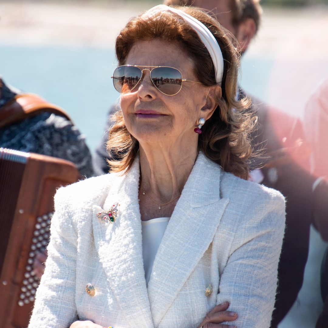 La sorprendente imagen de Silvia de Suecia a los 82 años subida a un avión apagafuegos