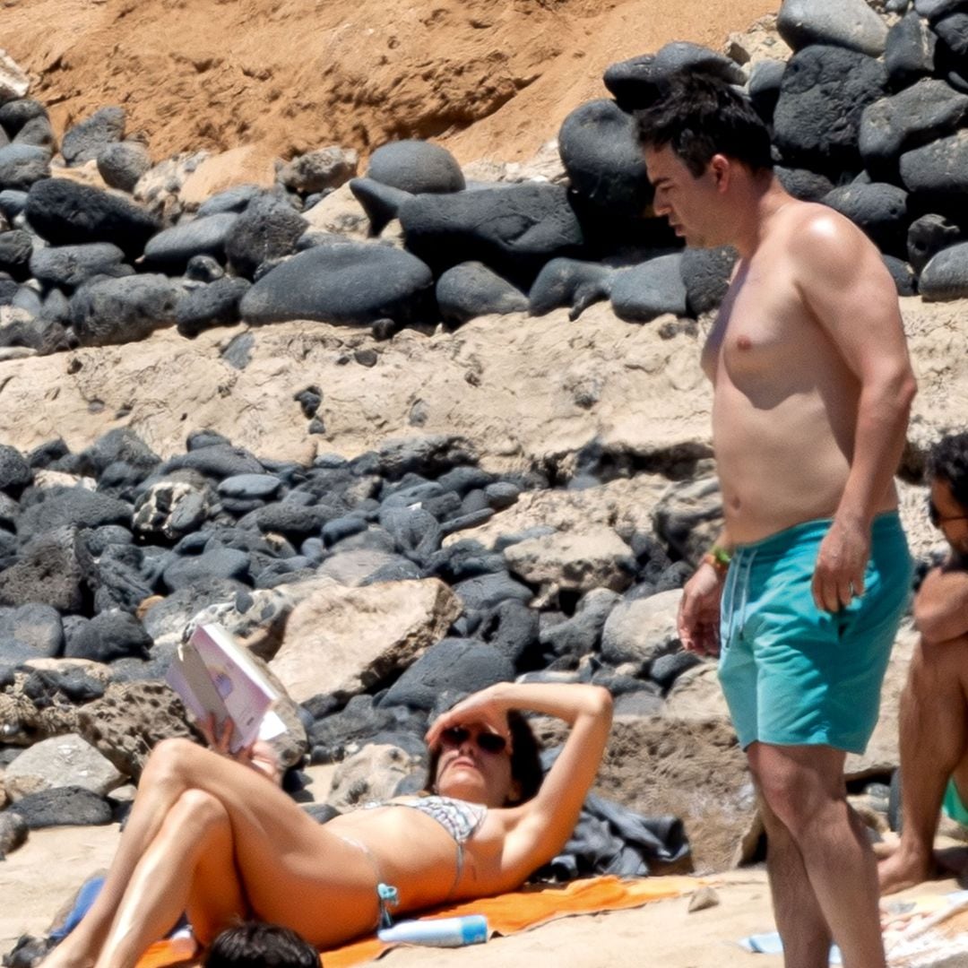 Isabel Jiménez hablando con Álex Cruz en la playa