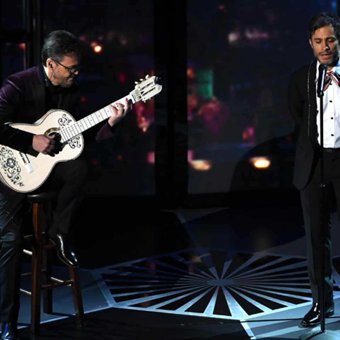 Gael García Bernal cantando la banda sonora de 'Coco', la actuación que divide las redes sociales