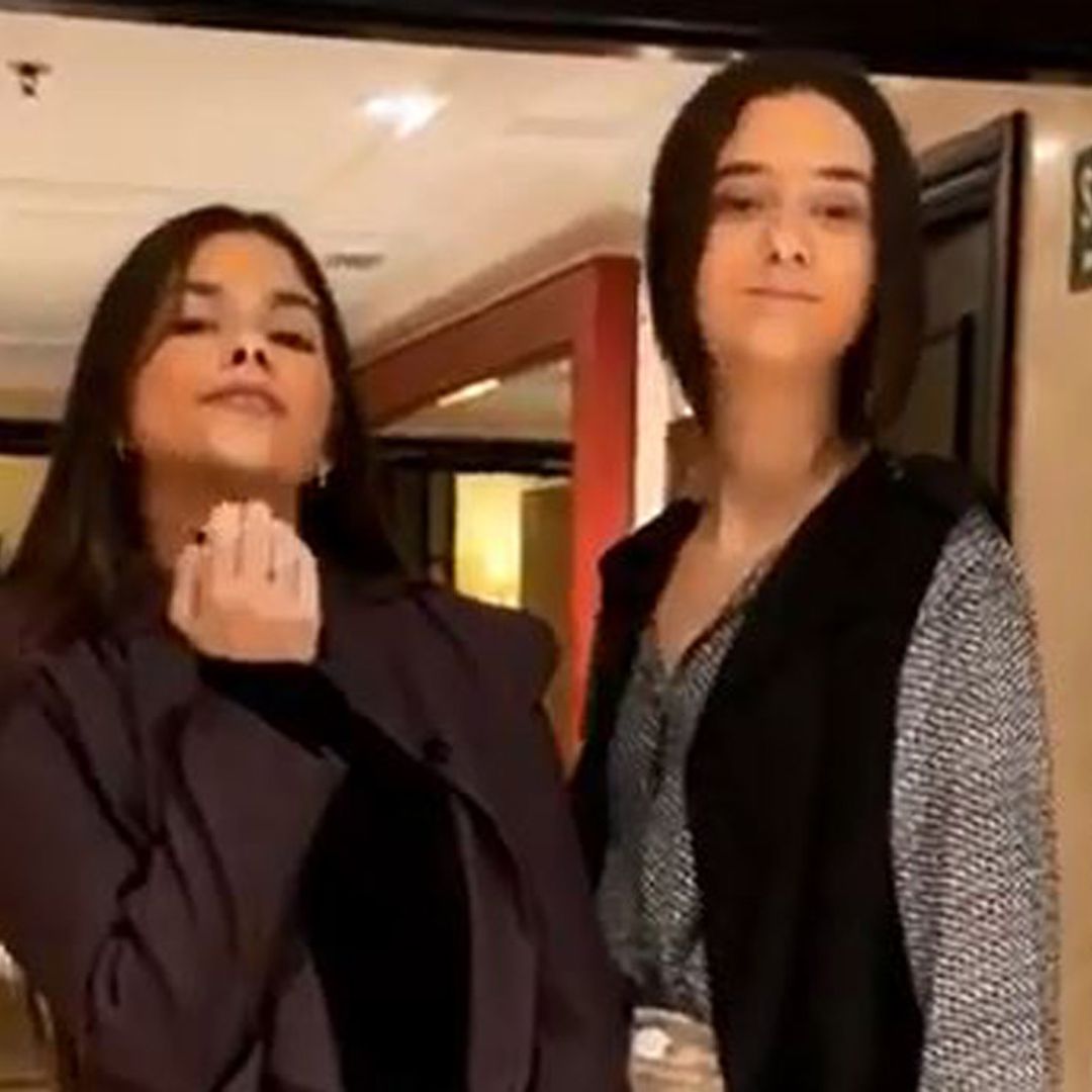 ¡Al estilo 'chair dance'! El simpático baile de Victoria Federica y María García de Jaime en un tren