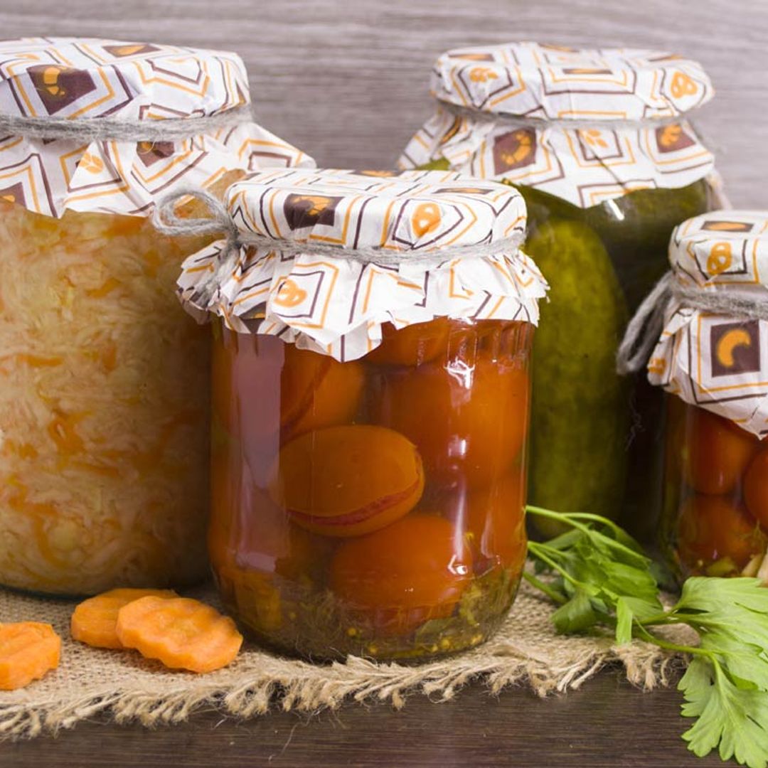 Recicla los botes de cristal usados y decóralos para dar un toque personal a tu cocina