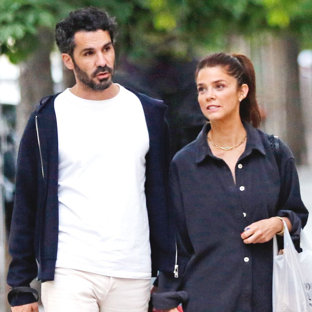 Juana Acosta y su pareja, Pablo, buscan piso mientras pasean por la calle, a 7 de mayo de 2024, en Madrid 