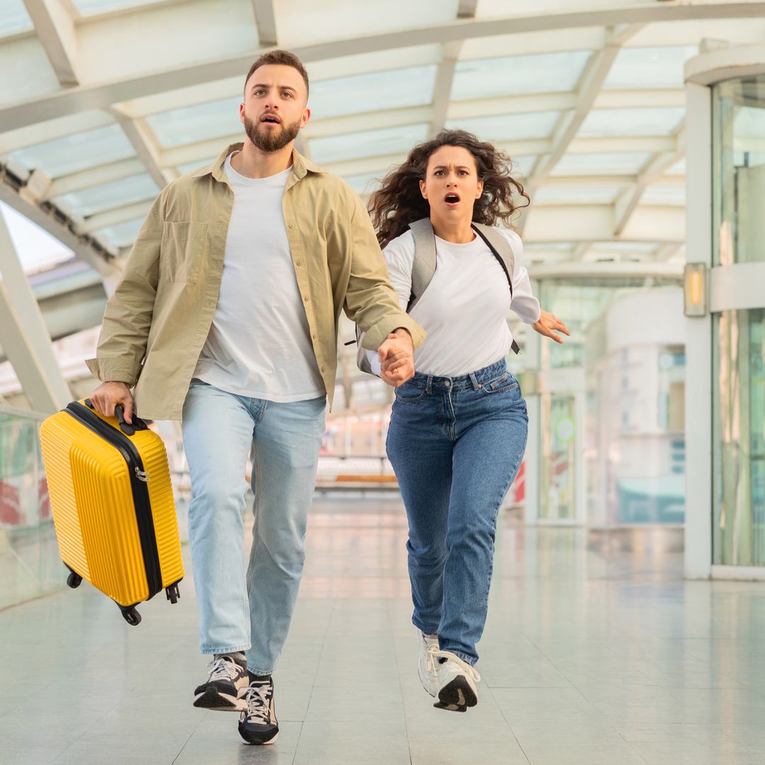 Pasajeros en un aeropuerto