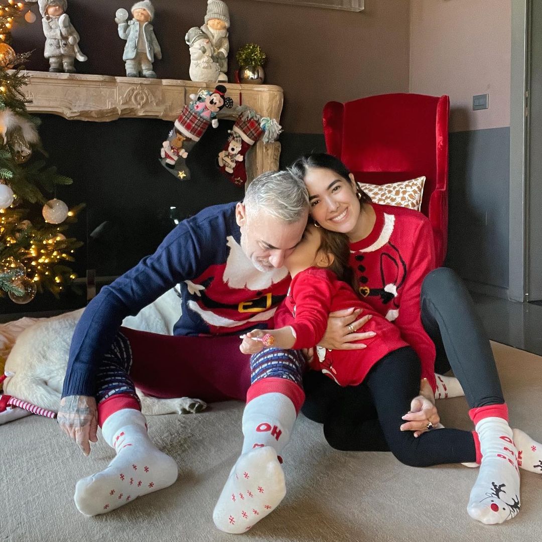 Sharon Fonseca y Claudia Álvarez se alistan con sus hijos para las travesuras de los elfos