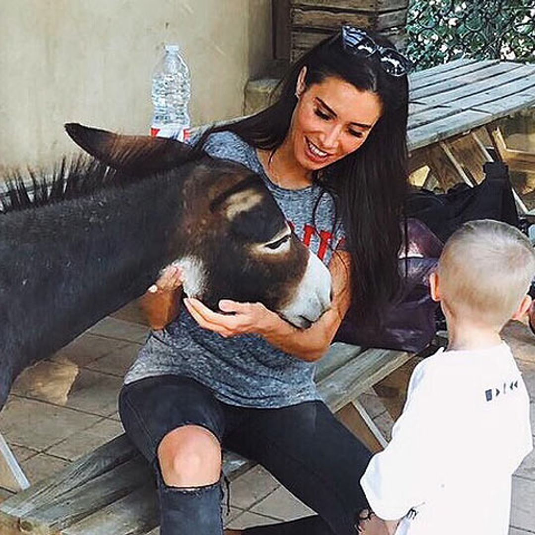 Las bonitas imágenes de Pilar Rubio y sus hijos con animales en plena naturaleza