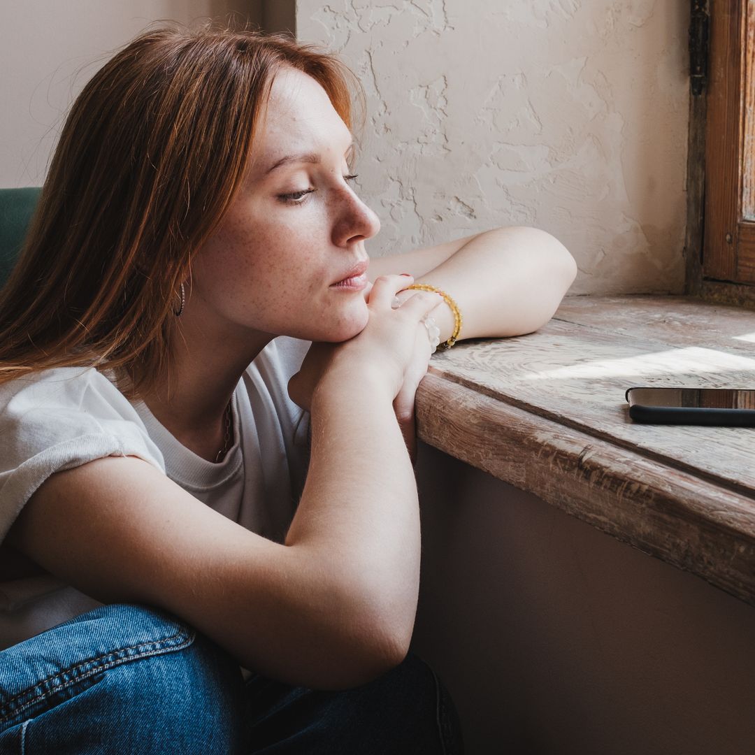 Cuando pensar demasiado te aleja de tus emociones: así afecta la metacognición emocional extrema a tu salud mental