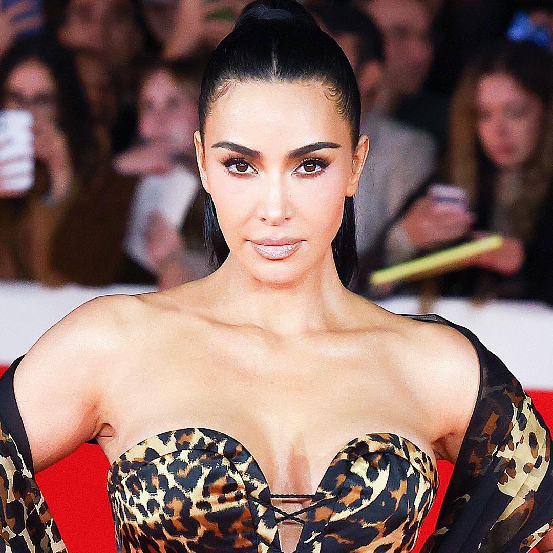 Kim Kardashian luce el icónico collar de esmeraldas de Elizabeth Taylor en Roma
