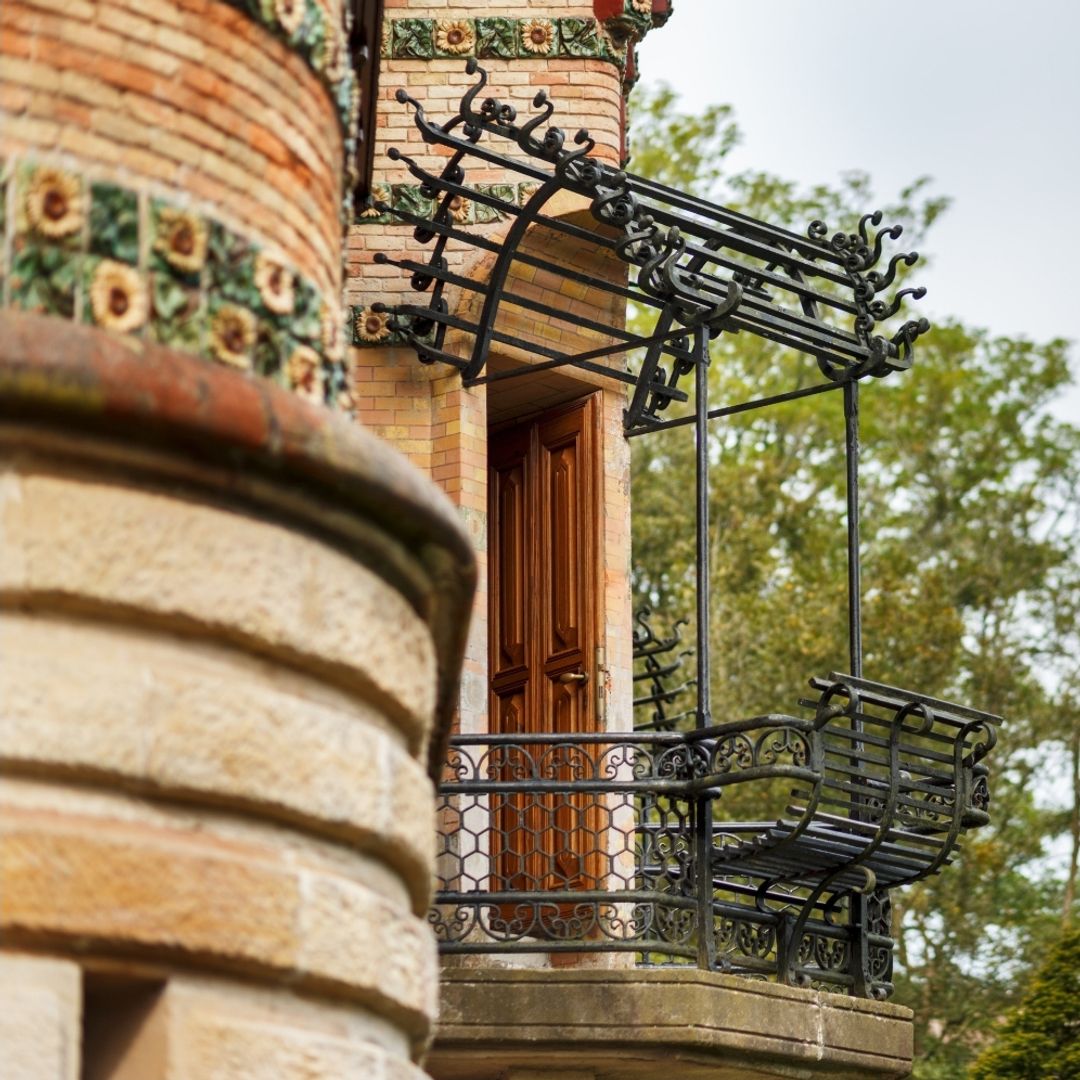 Balcón enrejado de El Capricho de Gaudí, Comillas, Cantabria