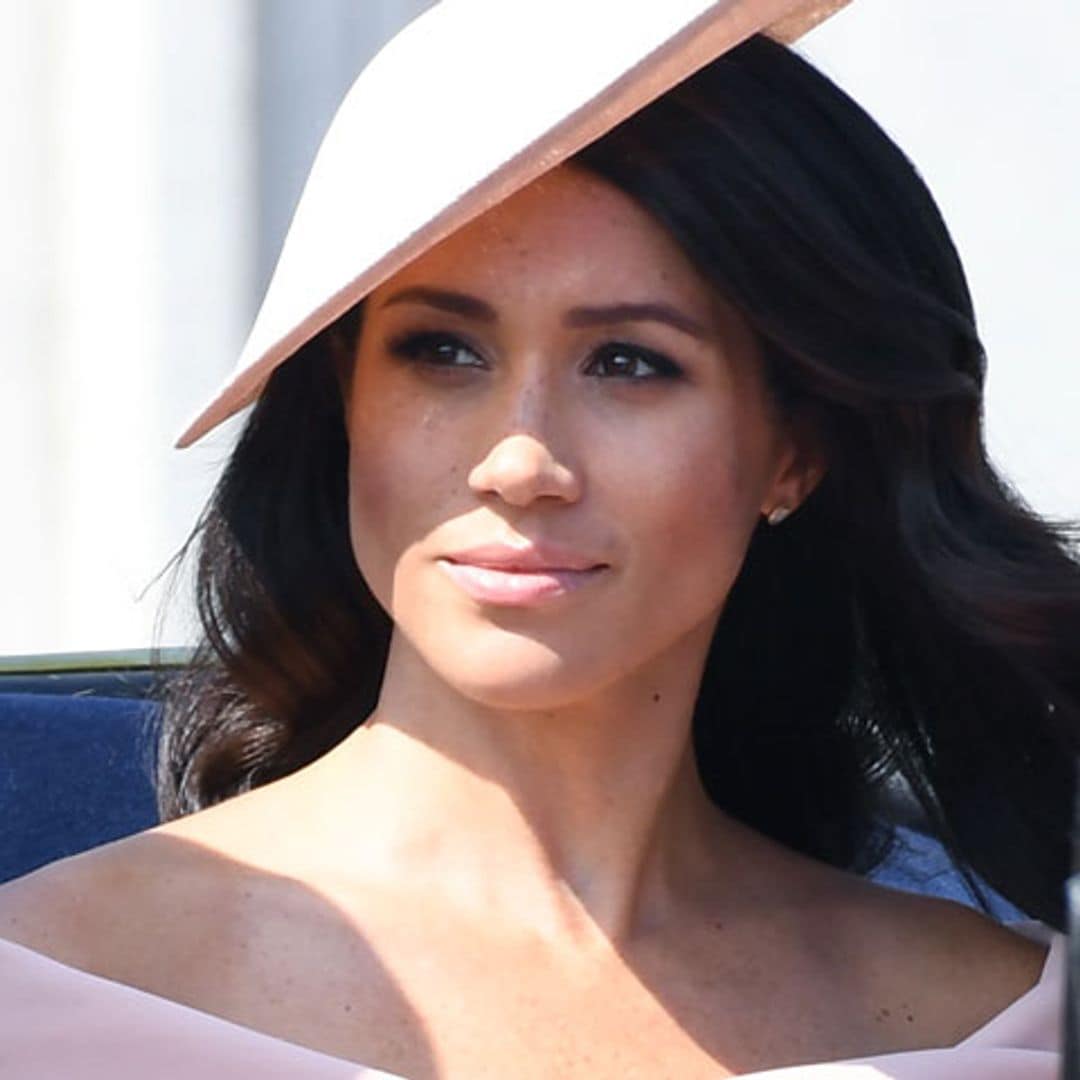 ¿Por qué Meghan Markle siempre lleva los zapatos grandes?