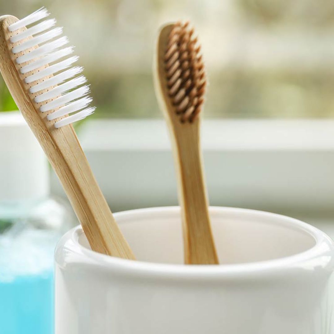 ¿Sabes cuántas bacterias puede acumular tu cepillo de dientes?