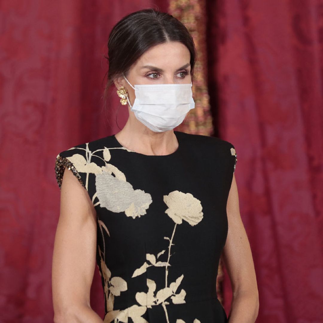La Reina recupera su vestido de inspiración oriental con estampado dorado