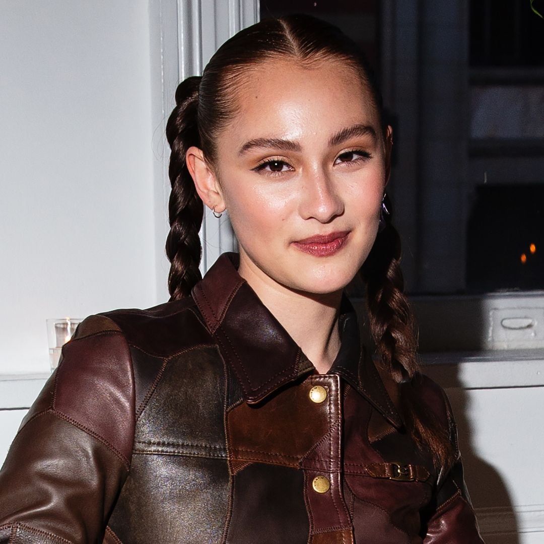 Lola Tung con conjunto de cuero en la Coachtopia Launch Dinner