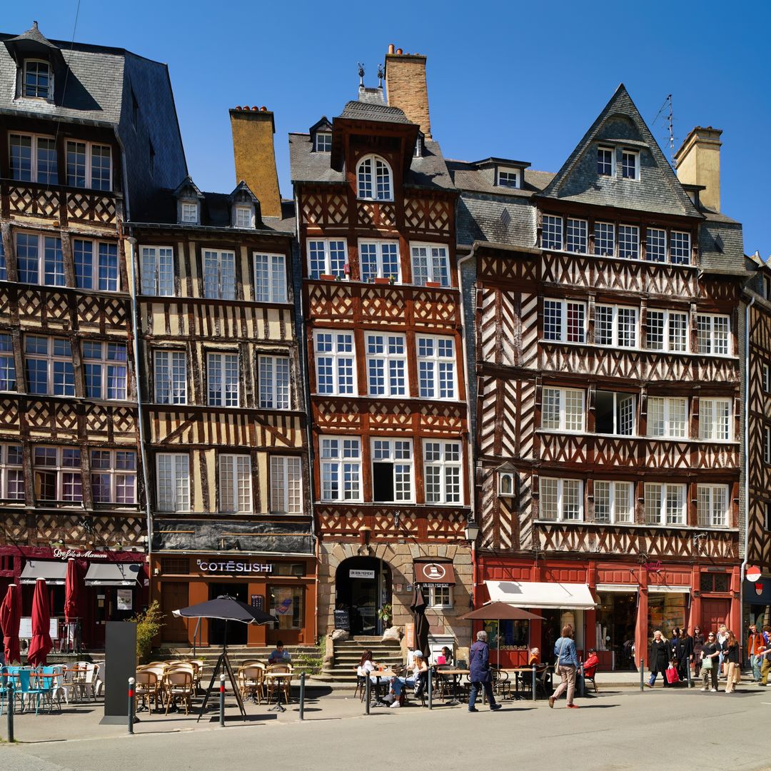 Ni París ni Burdeos: la ciudad de Francia que resurgió del fuego y enamora con su casco medieval, su mercado y sus 'galette'