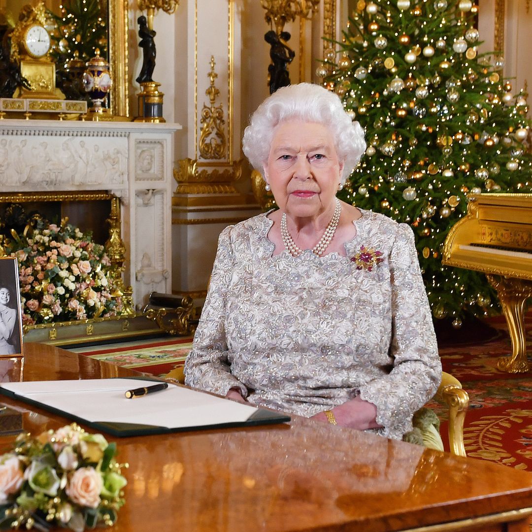 La reina Isabel II después de grabar su mensaje anual de Navidad, en el Salón Blanco.
