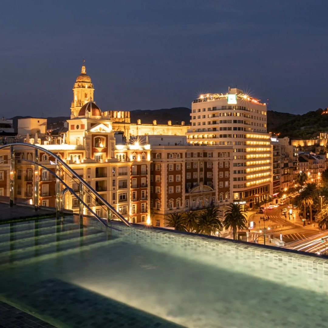 Piscina del Lolita Skyview Pool & Lounge, el rooftop del vecino hotel Only You Málaga