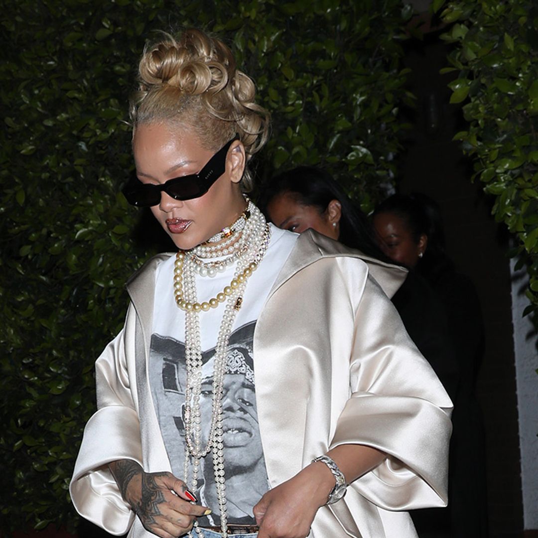 Rihanna se inspira en un look satinado de Carrie Bradshaw para su cena romántica en Los Ángeles