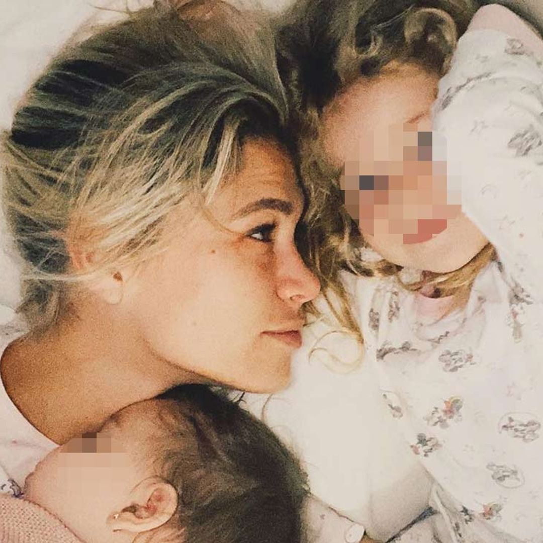 Unas amorosas 'gemelas' con mucha marcha, el momento más tierno de las hijas de Carla Pereyra