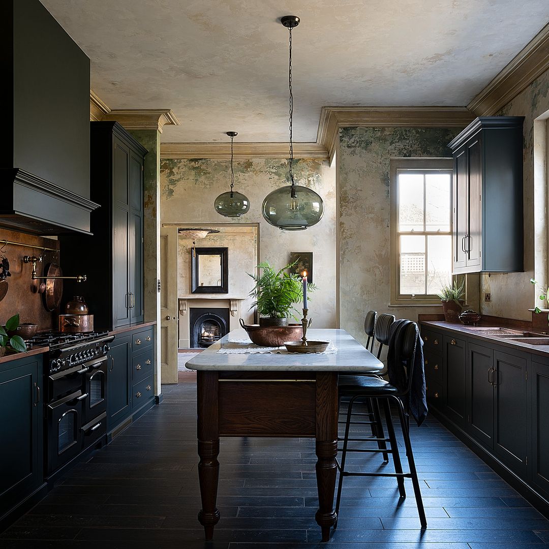 Adiós al blanco: el color se convierte en la nueva tendencia de la cocina moderna