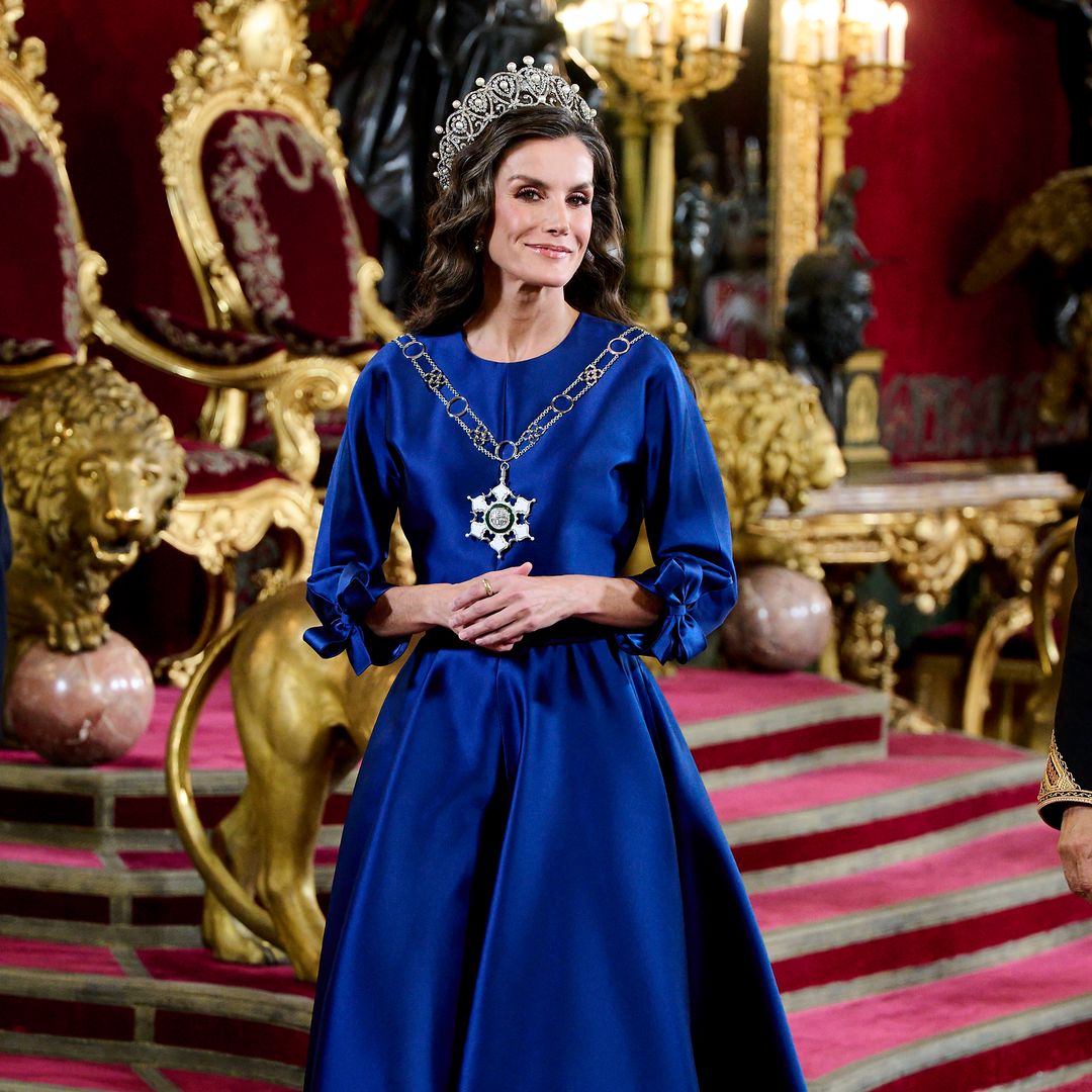 El ‘déjà vu’ de doña Letizia, que estrena pelo rizado, con su look de gala: un vestido azul español y la tiara rusa