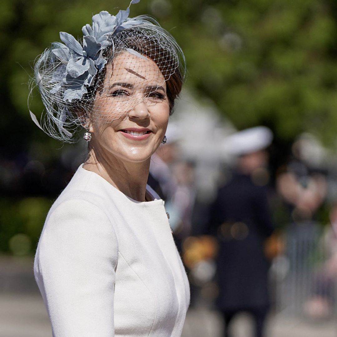Mary de Dinamarca desembarca en Oslo con una chaqueta que marca cintura y falda estampada
