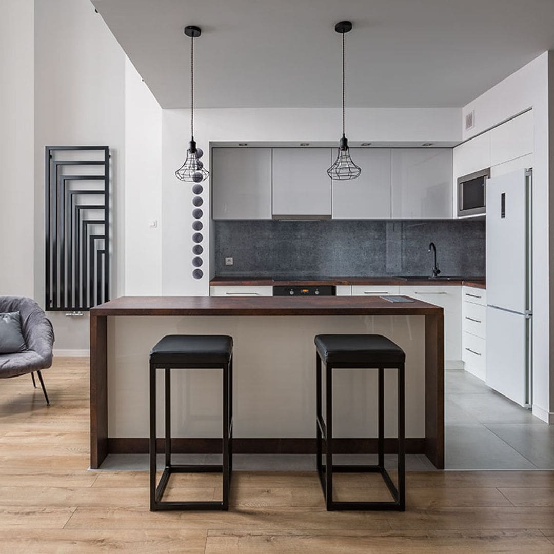 Construye un taburete alto con estructura de madera y asiento tapizado