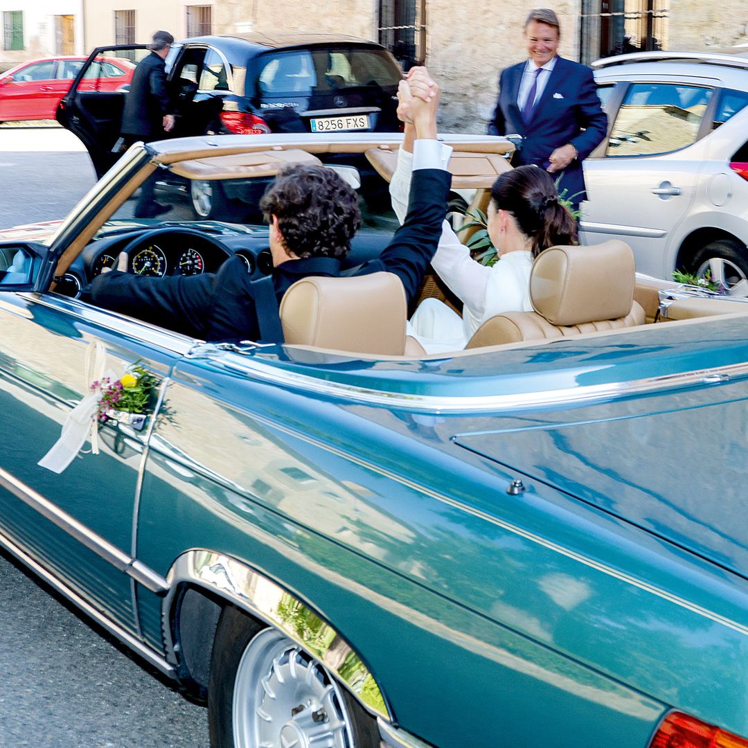 Los novios se marcharon de la iglesia en un coche antiguo