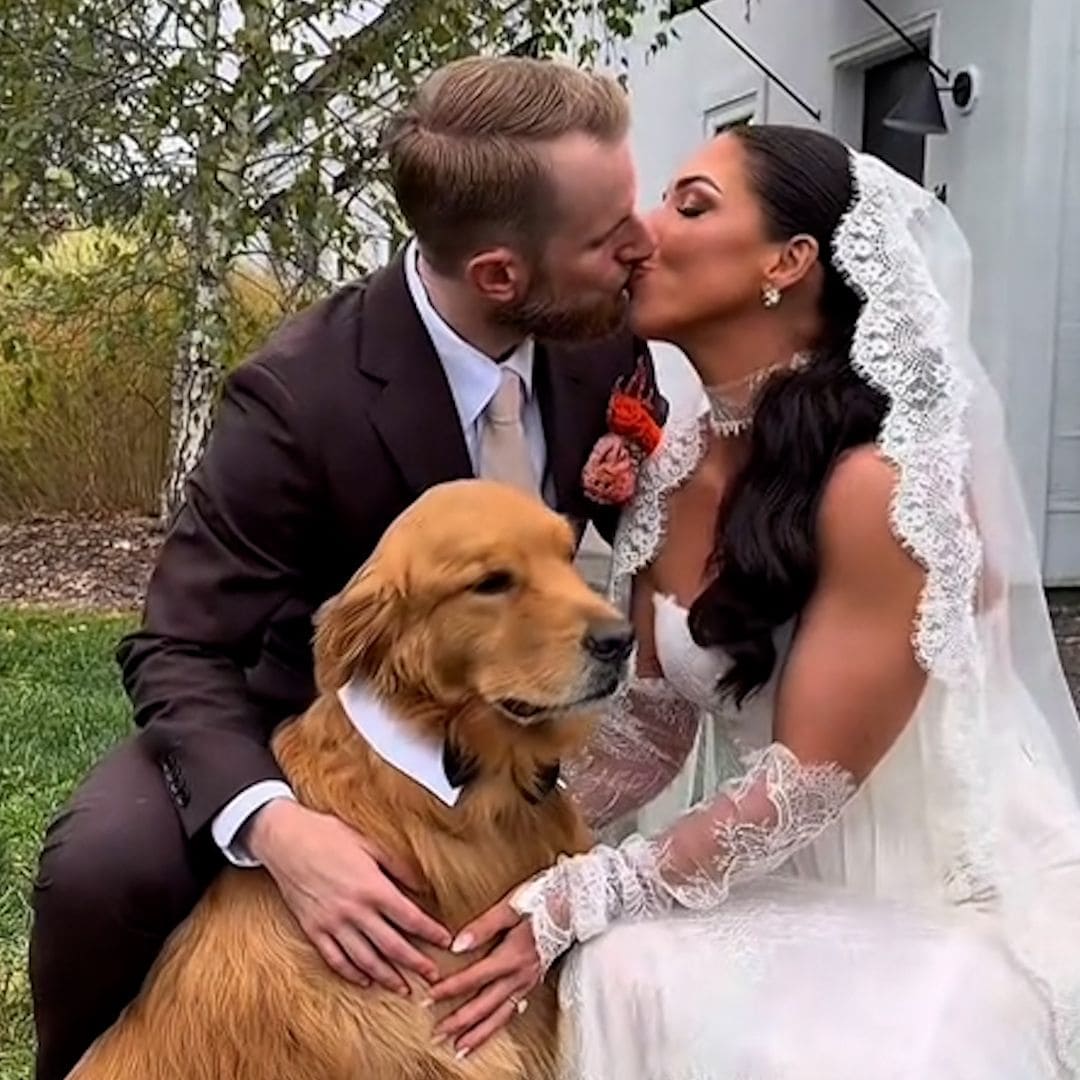 El vídeo viral de un perro como testigo de boda de esta pareja de Estados Unidos, ¡y firma con su huella!