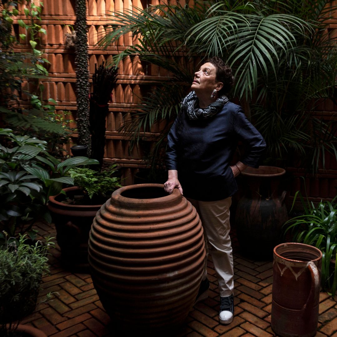 Iturbide en su estudio diseñado por el arquitecto Mauricio Rocha.