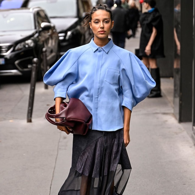 camisa azul con mangas abullonadas y falda larga semitransparente