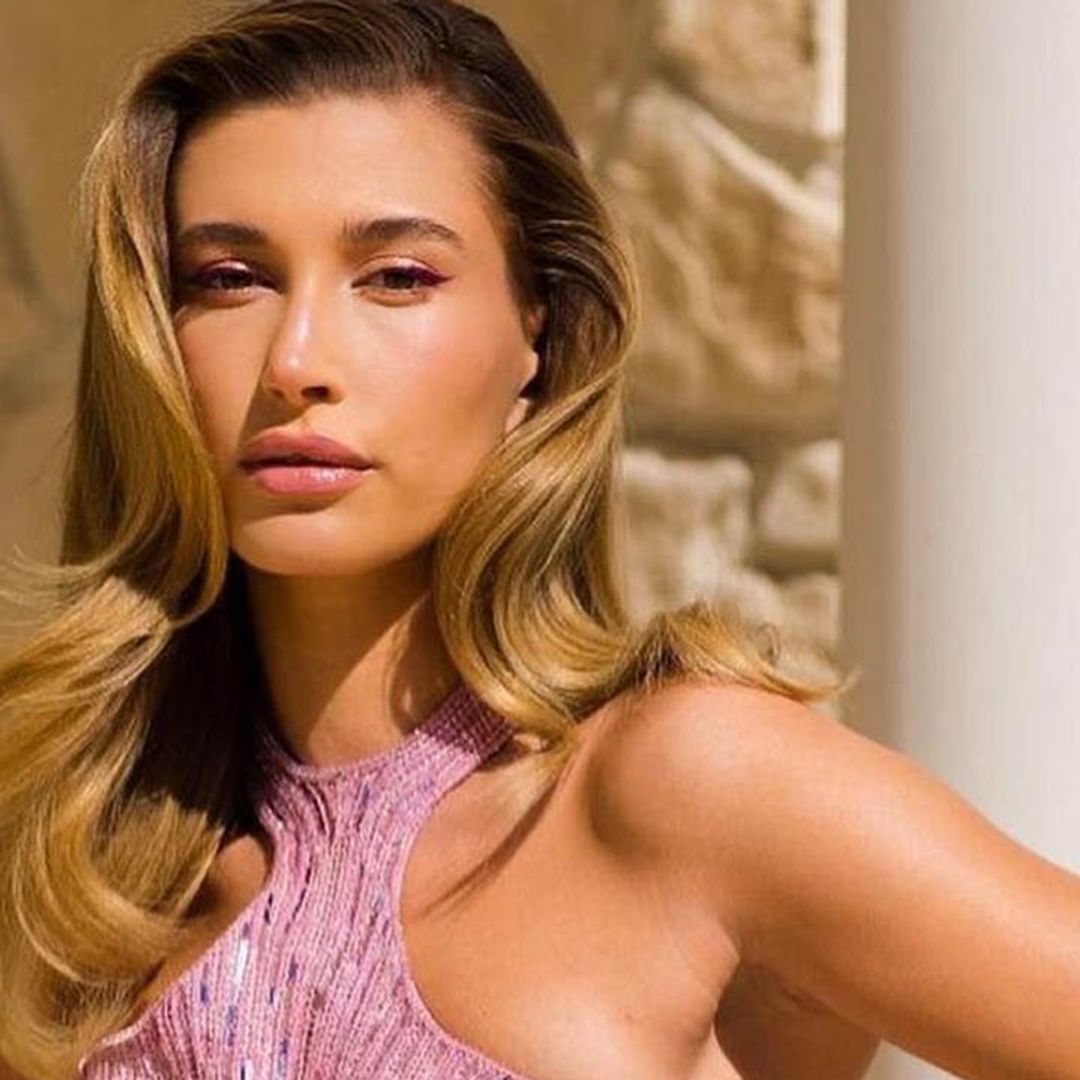 Nunca creerás cuál es el truco 'low cost' que la estilista de Hailey Bieber usa para fijar las ondas