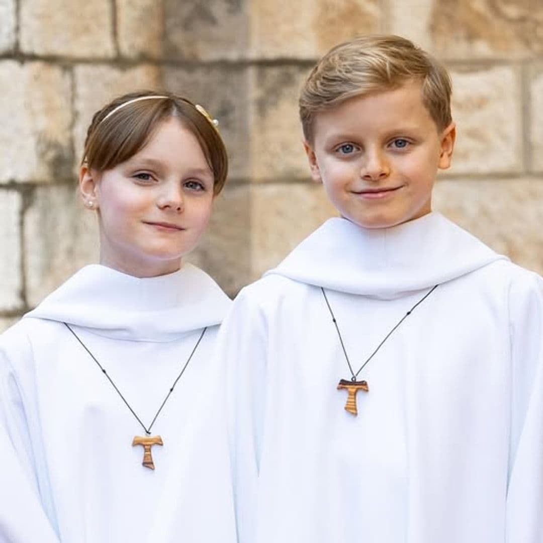 Los príncipes Jacques y Gabriella de Mónaco celebran su primera comunión