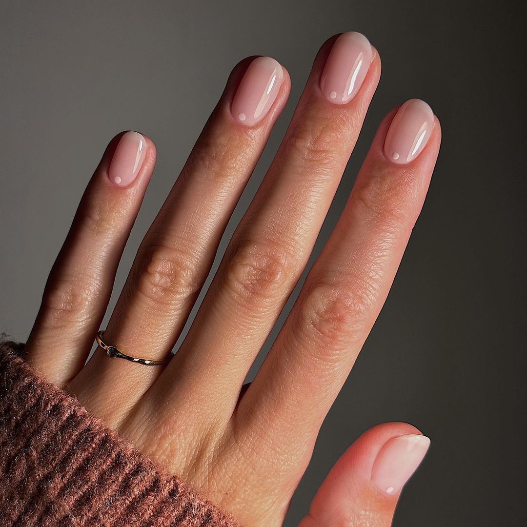 Uñas de cristal: así es la manicura brillante más discreta y elegante