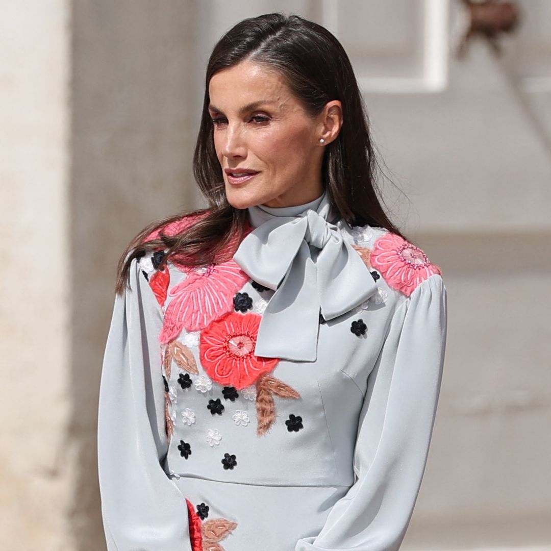 La reina Letizia, sublime: rescata su mejor look de 2019, un vestido español con lazo y flores en relieve