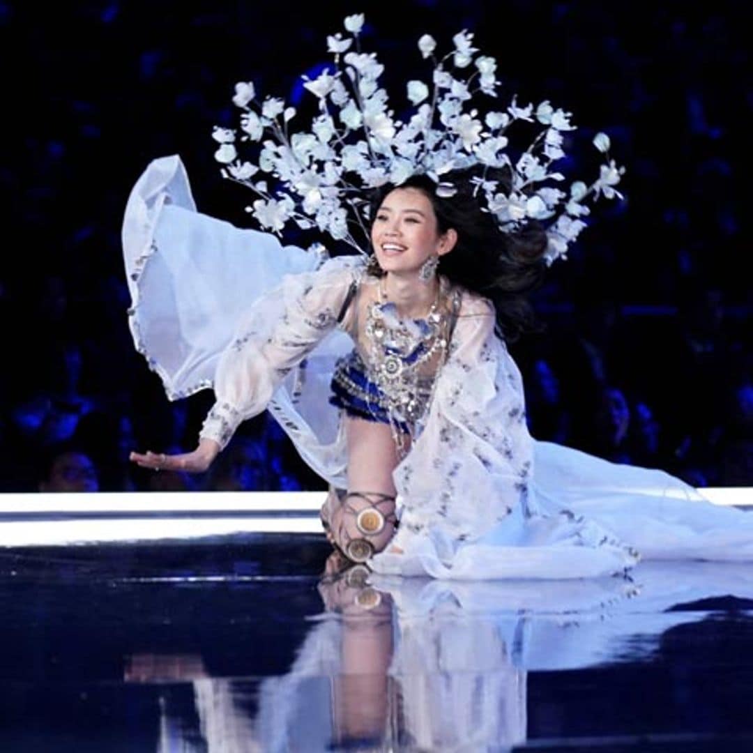 La polémica decisión de televisar la caída de Ming Xi en el desfile de Victoria's Secret