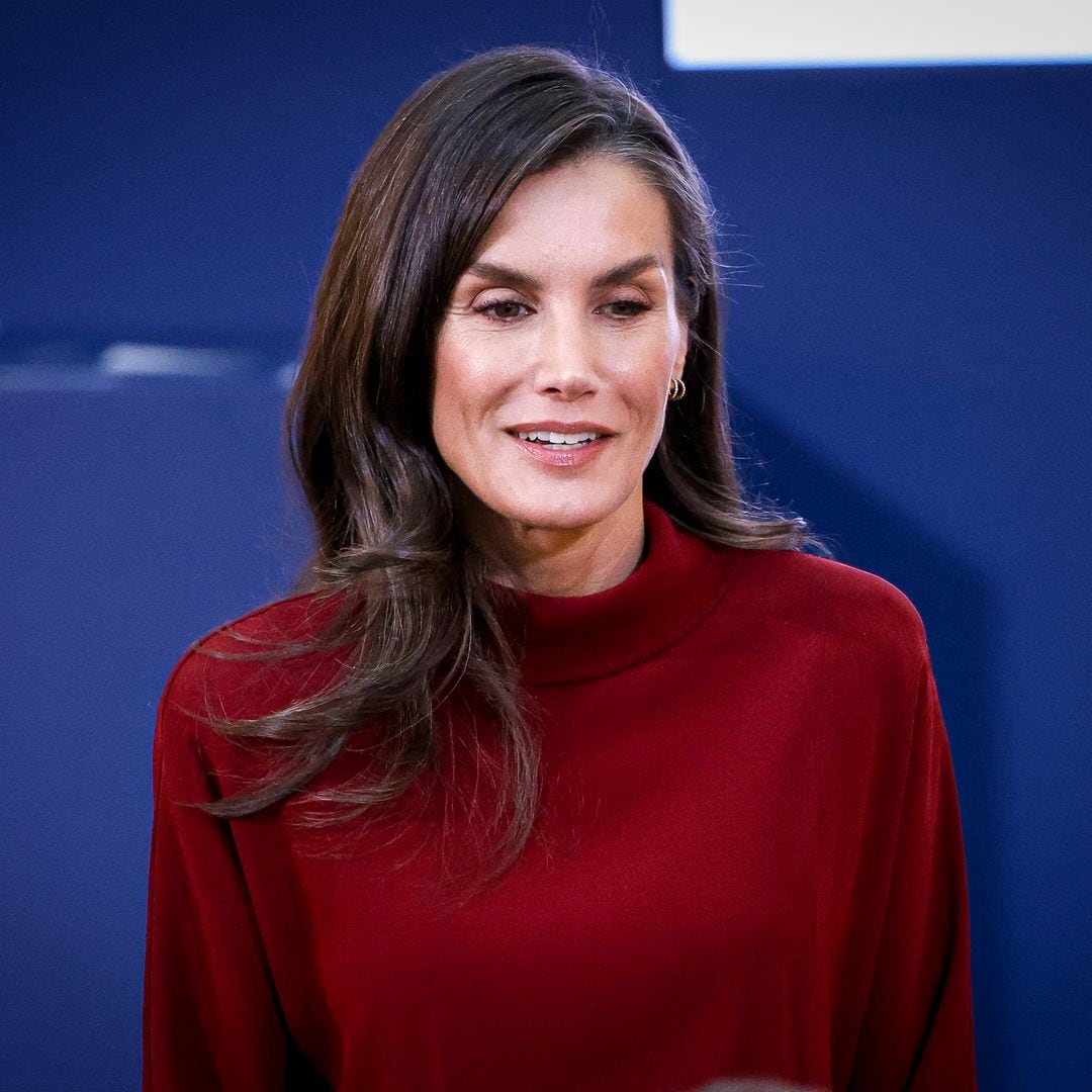 La reina Letizia recicla y parece que va de estreno: el vestido ‘cherry’ de Massimo Dutti que también tiene Máxima
