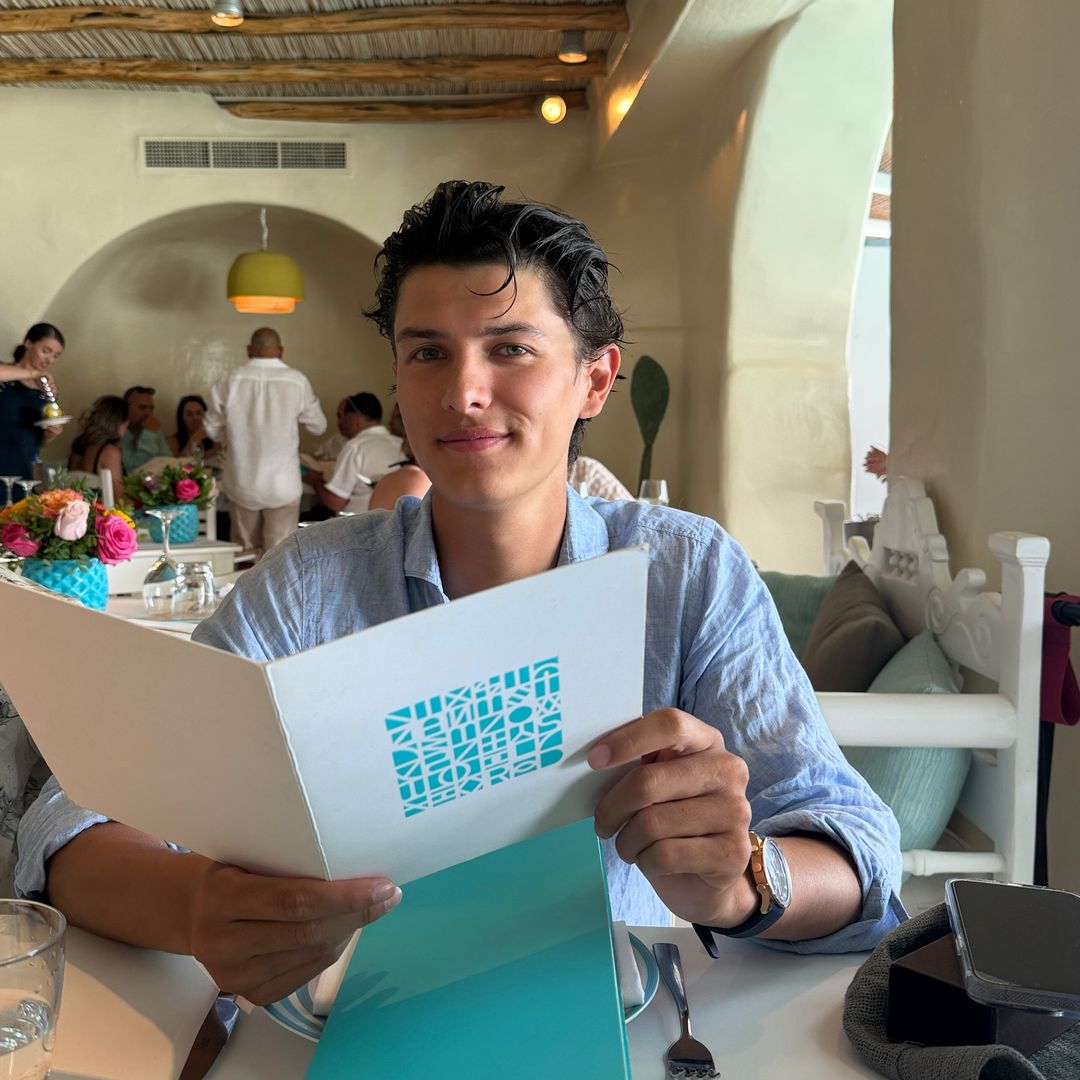 Nicolás de Dinamarca reúne en sus vacaciones en Grecia a las dos personas más importantes de su vida