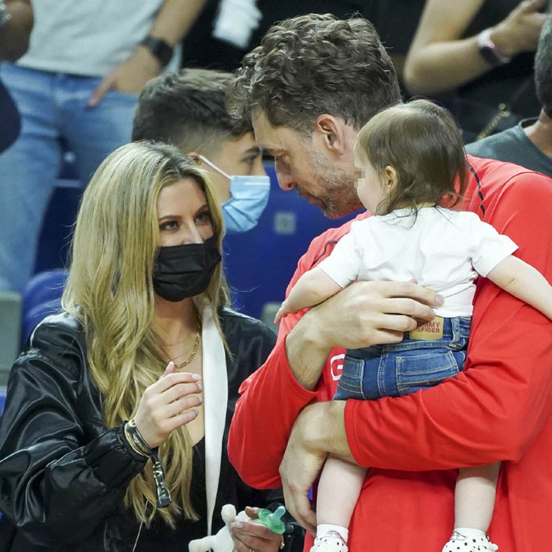Cat McDonnell con su bebé y Helen Lindes junto a sus hijos, los mejores animadores de la Selección de baloncesto