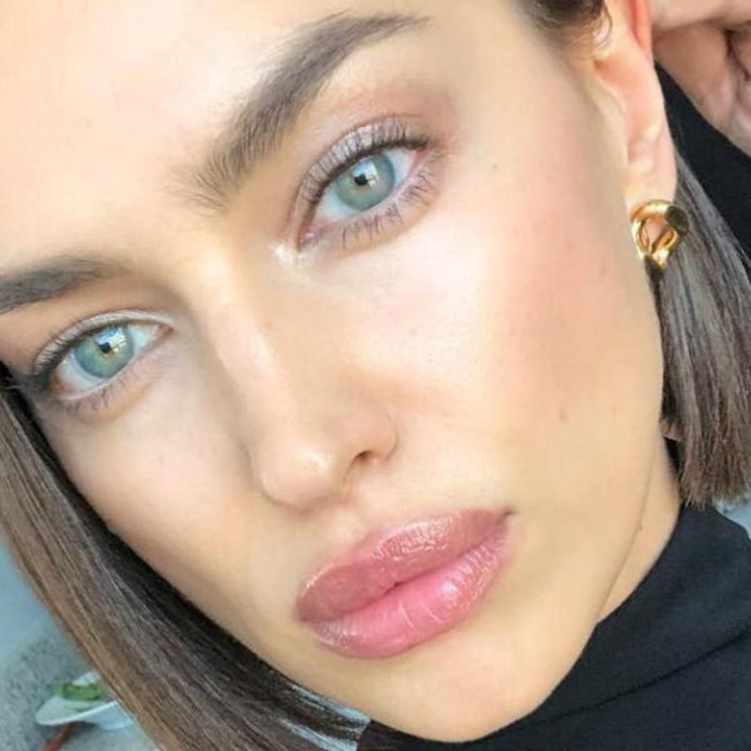 Vestido de tirantes+camiseta: el truco de Irina Shayk con el que ahorrarás en ropa de otoño