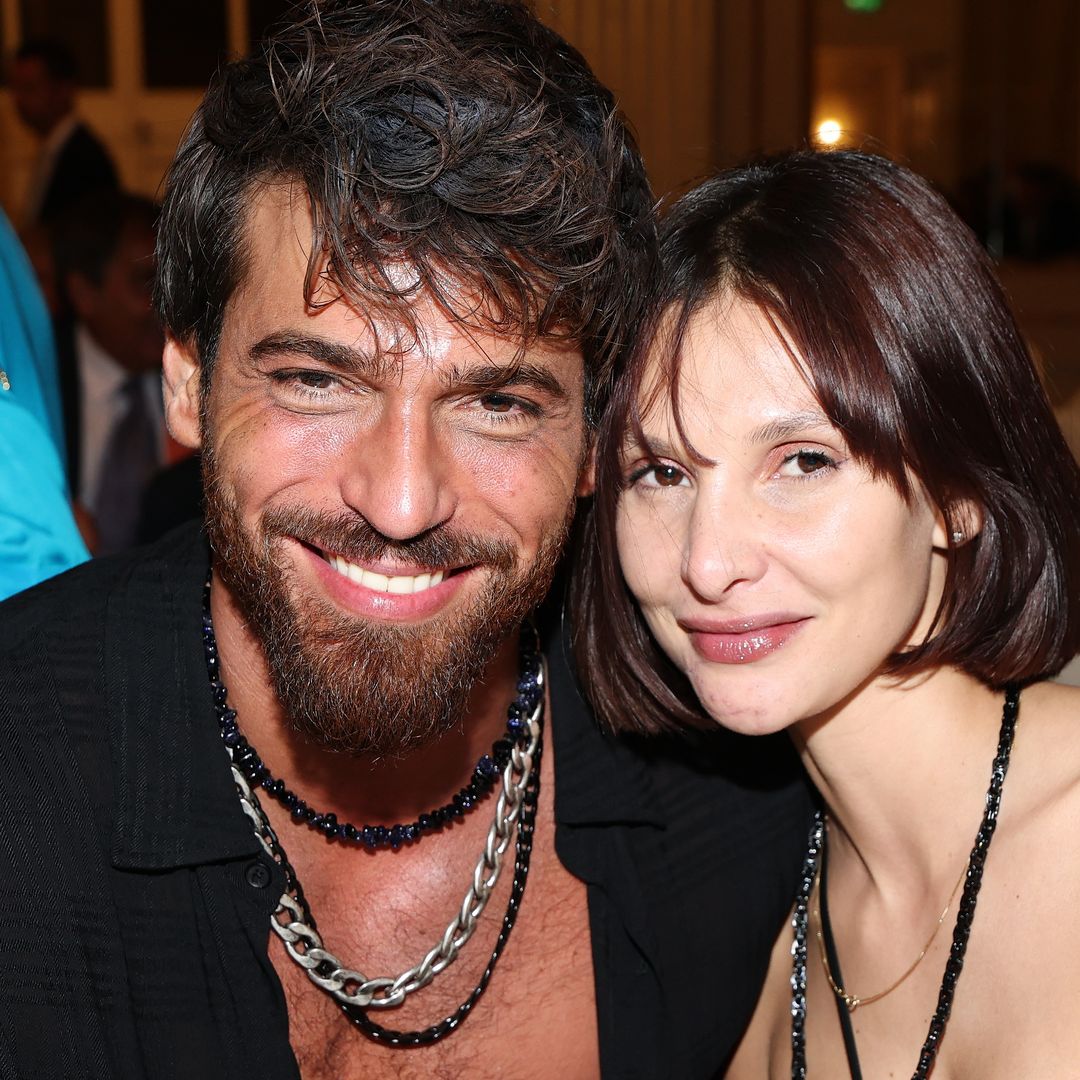 Can Yaman confirma con un beso su relación con la dj Sara Bluma