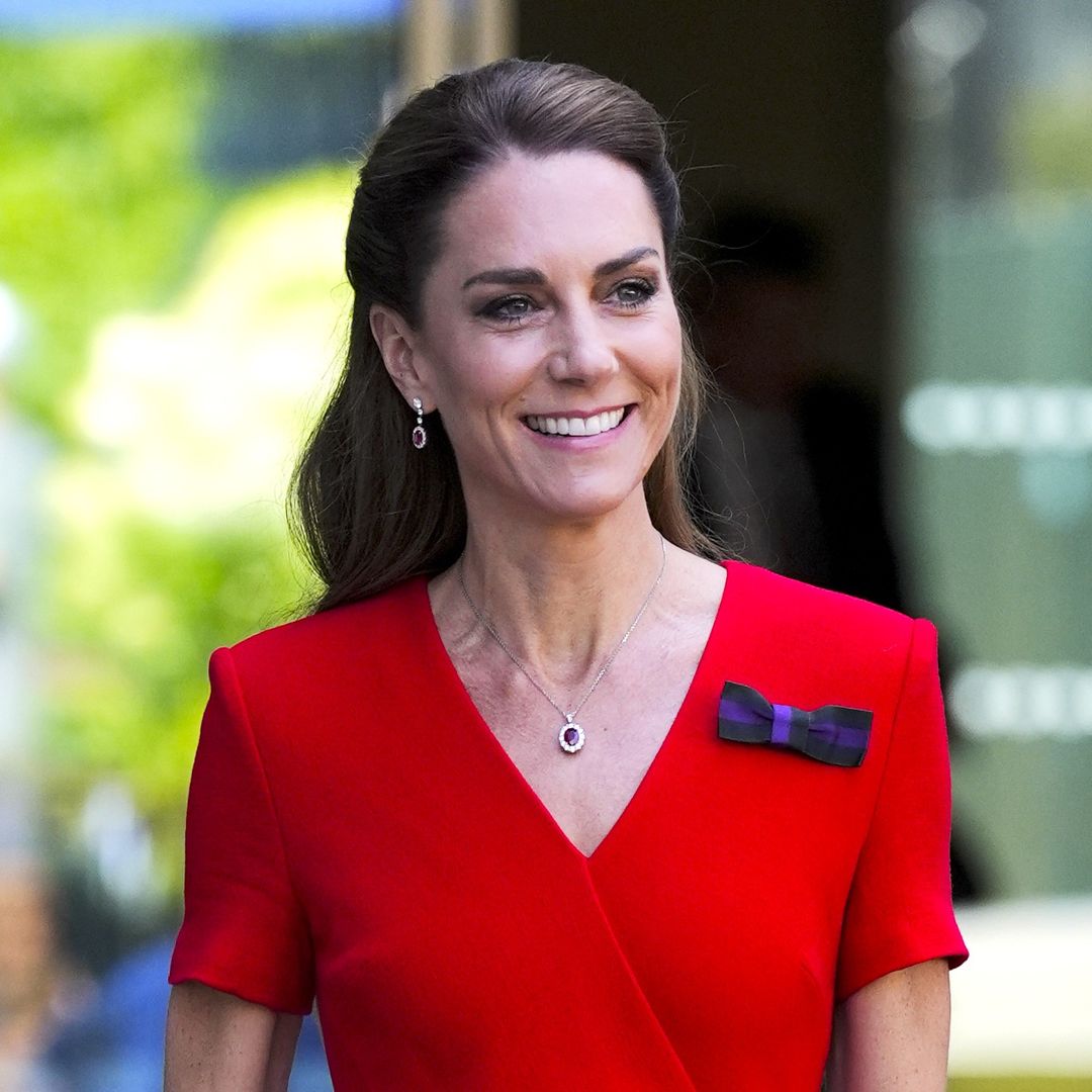 Kate Middleton reaparece por sorpresa en la final femenina de Wimbledon con un vestidazo rojo y el detalle que solo puede llevar ella